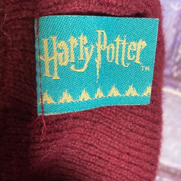 Harry Potter Gryffindor Striped Scarf - Picture 6 of 7